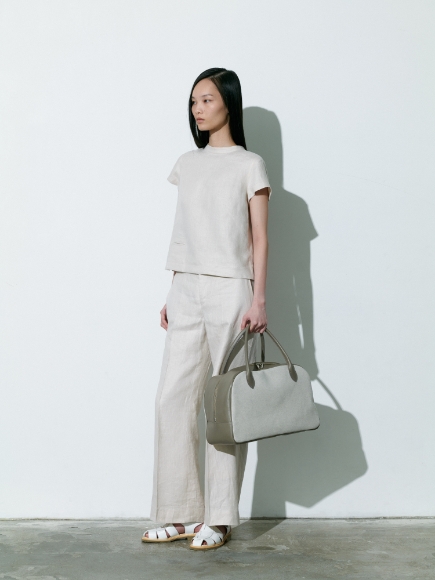 グレージュ色のBlouse、Pants、Bagを着用してる女性の画像