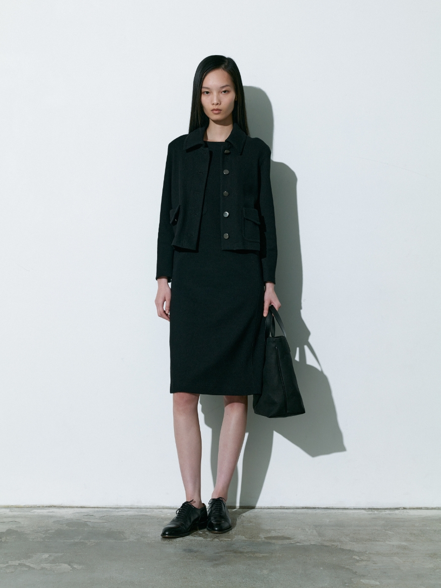 黒色のJacket、Dress、Bagを着用している女性の画像