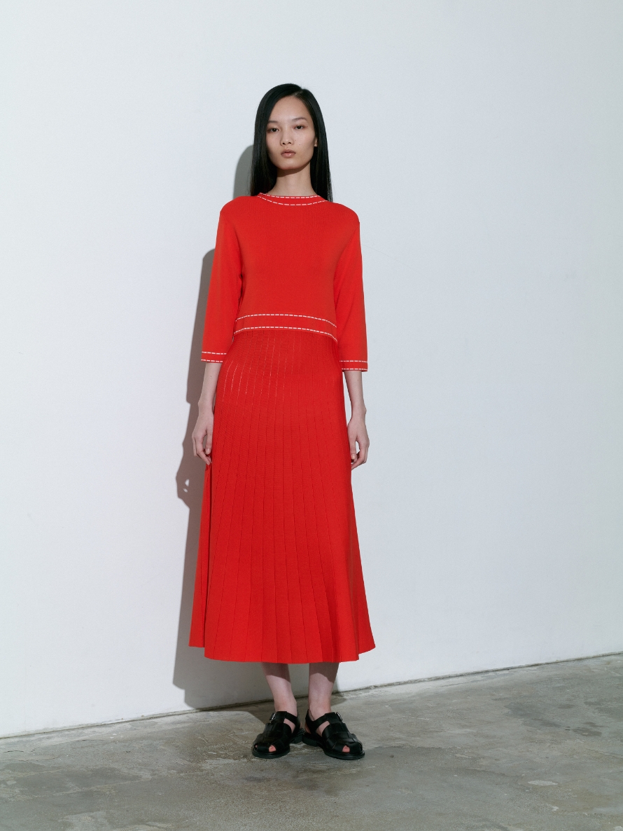 赤色のDressを着用している女性の画像