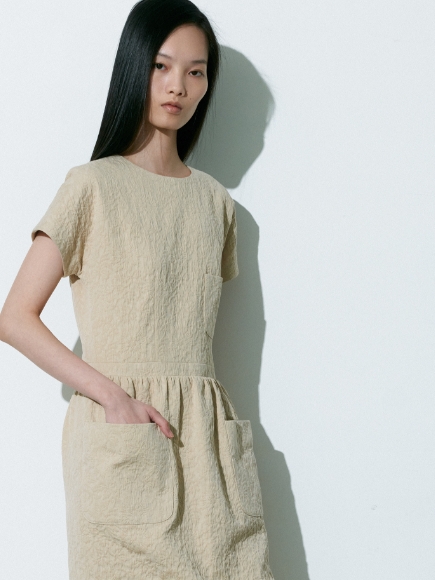 ベージュ色のDressを着用している女性の画像