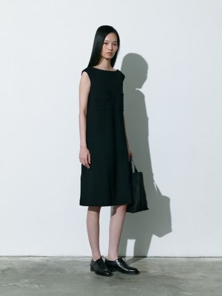 黒色のDressを着用している女性の画像