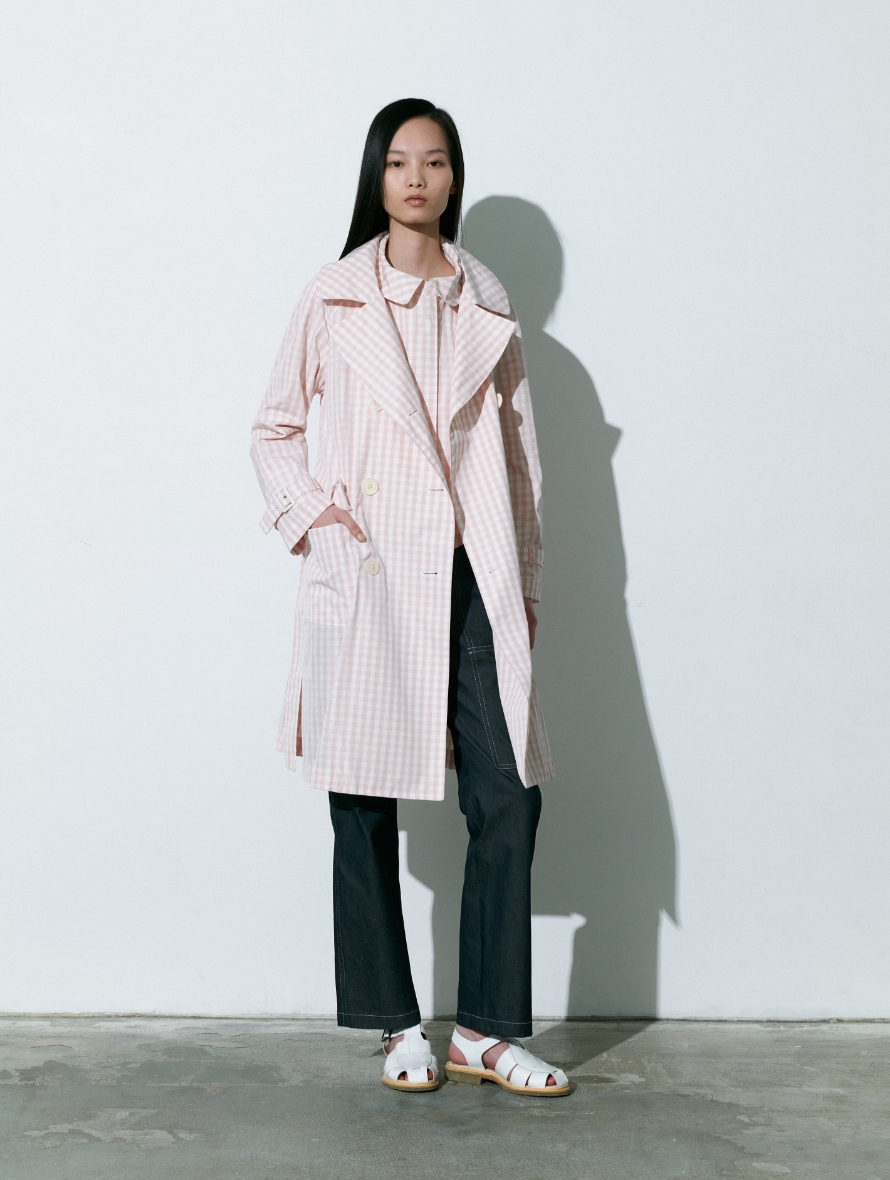 ベイビーピンク色のCortとJacket、黒いPantsを着用している女性の画像01