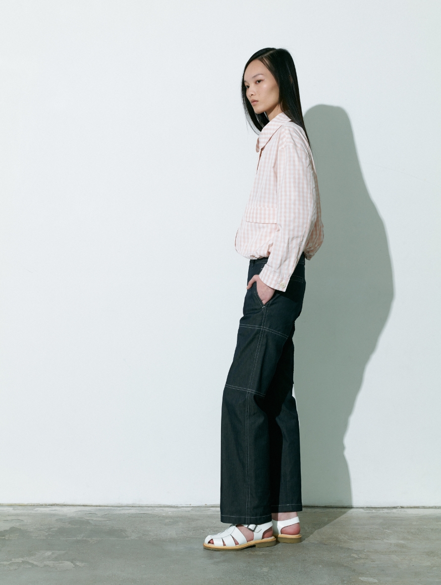 ベイビーピンク色のCortとJacket、黒いPantsを着用している女性の画像02