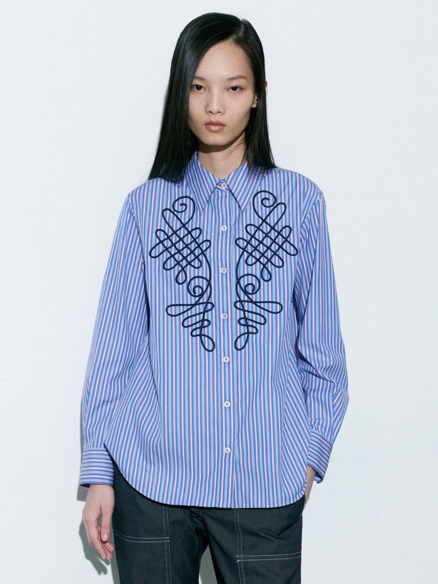 ブルーストライプのBlouse、Pantsを着用している女性の画像