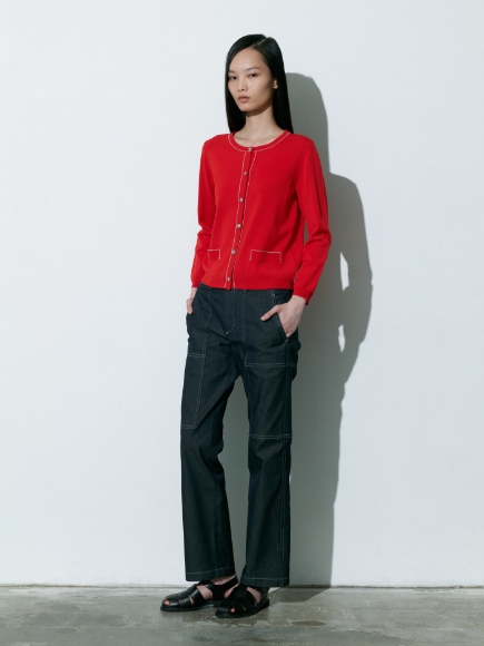 赤色のCardigan、ジーンズを着用している女性の画像