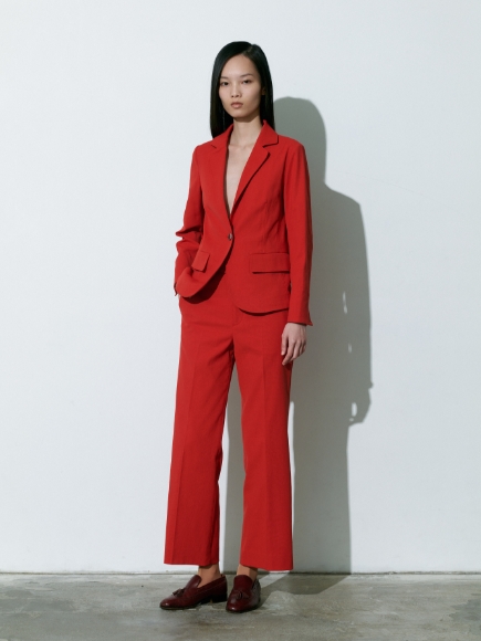 赤色のJacketとPantsを着用してる女性の画像