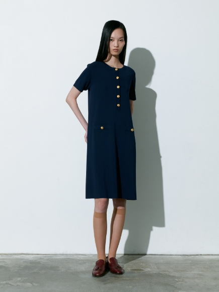 ネービー色のDressを着用してる女性の画像