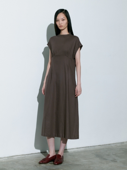 ブラウン色のDressを着用している女性の画像