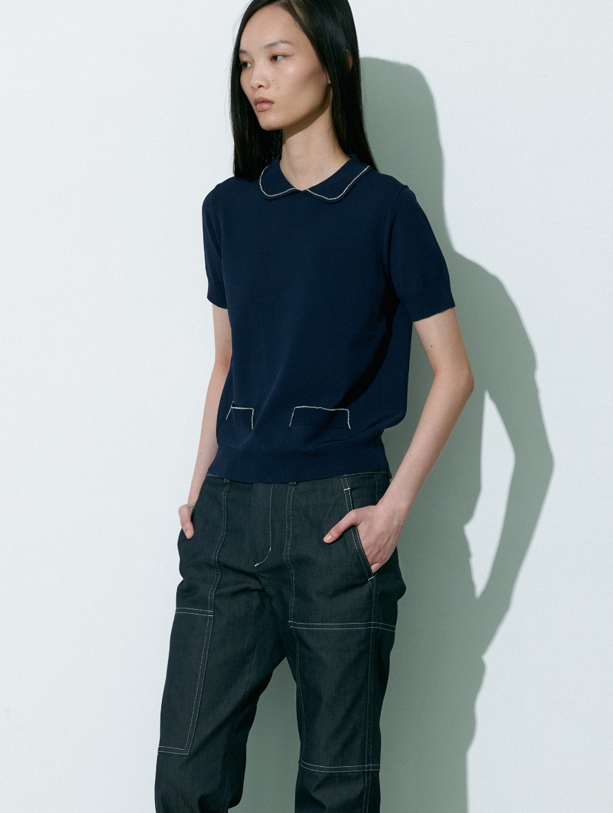 ネービー色のPulloverとジーンズを着用している女性の画像01