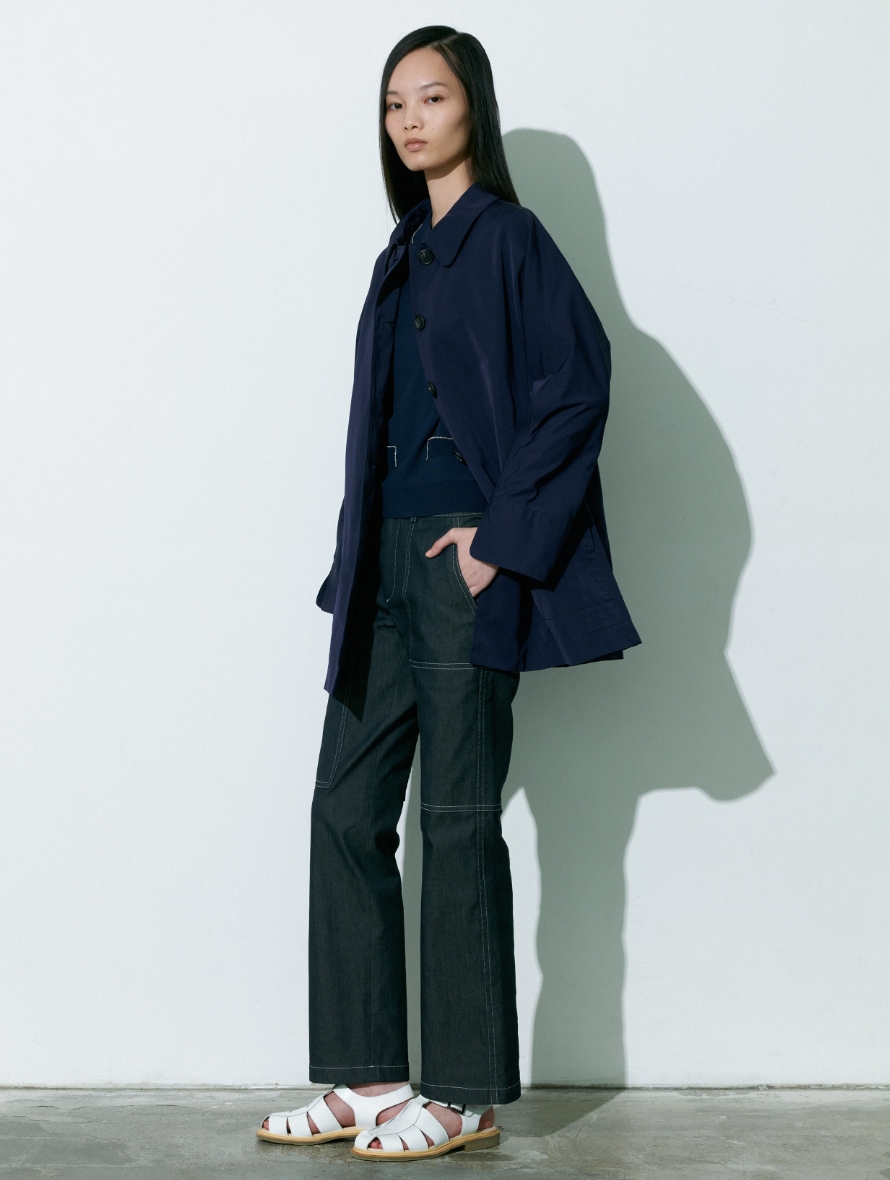 ネービー色のCoat、Pulloverとジーンズを着用している女性の画像02