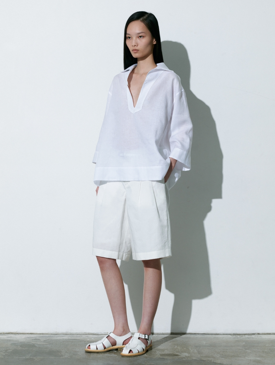 白色のBlouseと半ズボンを着用している女性の画像