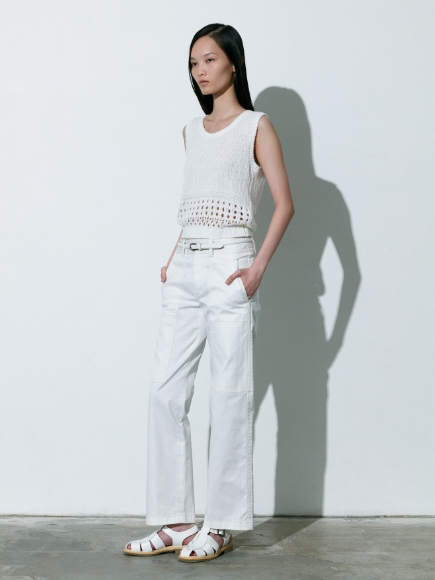 白色とキャミソールとPantsを着用している女性の画像