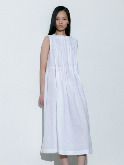 オフホワイト色のドレスを着用している女性の画像