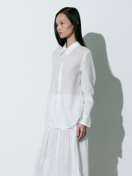 白色のBlouseとSkirtを着用している女性の画像