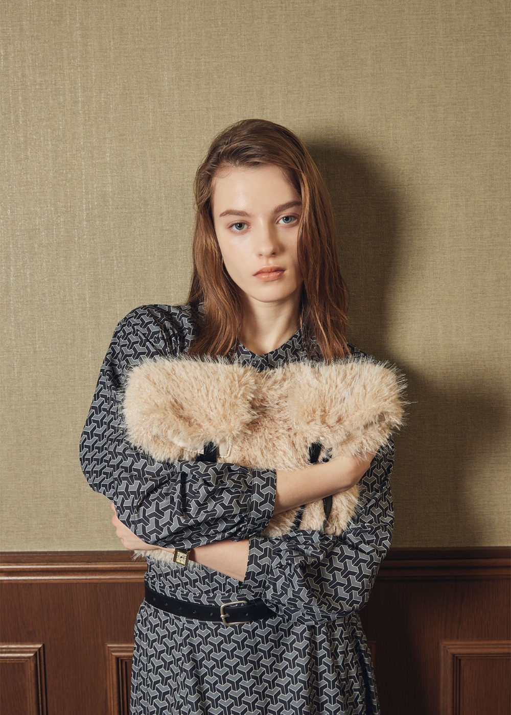 2025 AW COLLECTIONの洋服を着用している女性モデルの画像01
