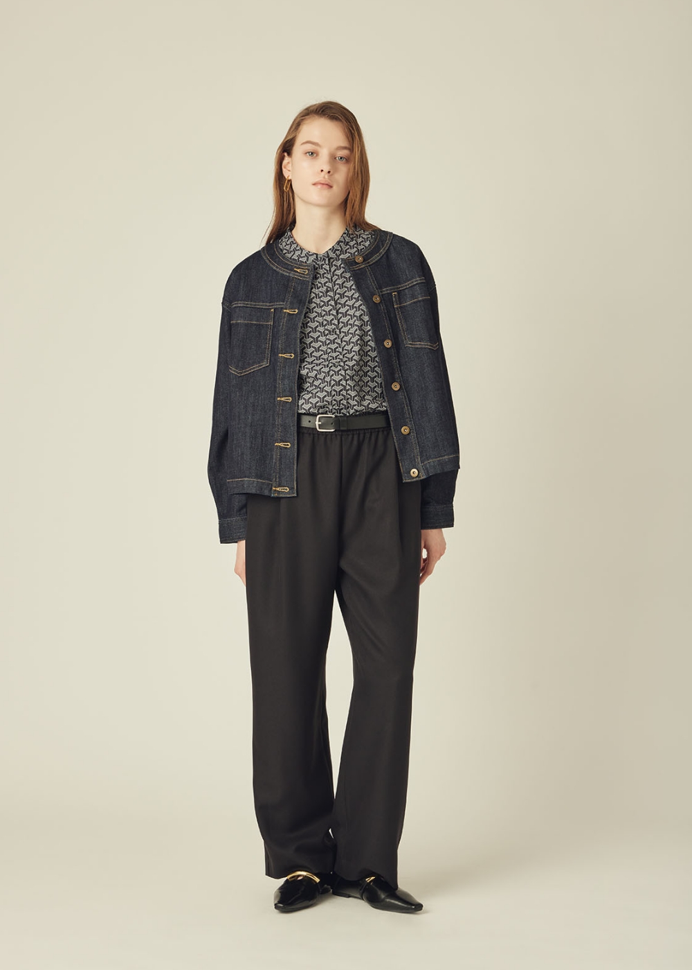 2025 AW COLLECTIONの洋服を着用している女性モデルの画像02