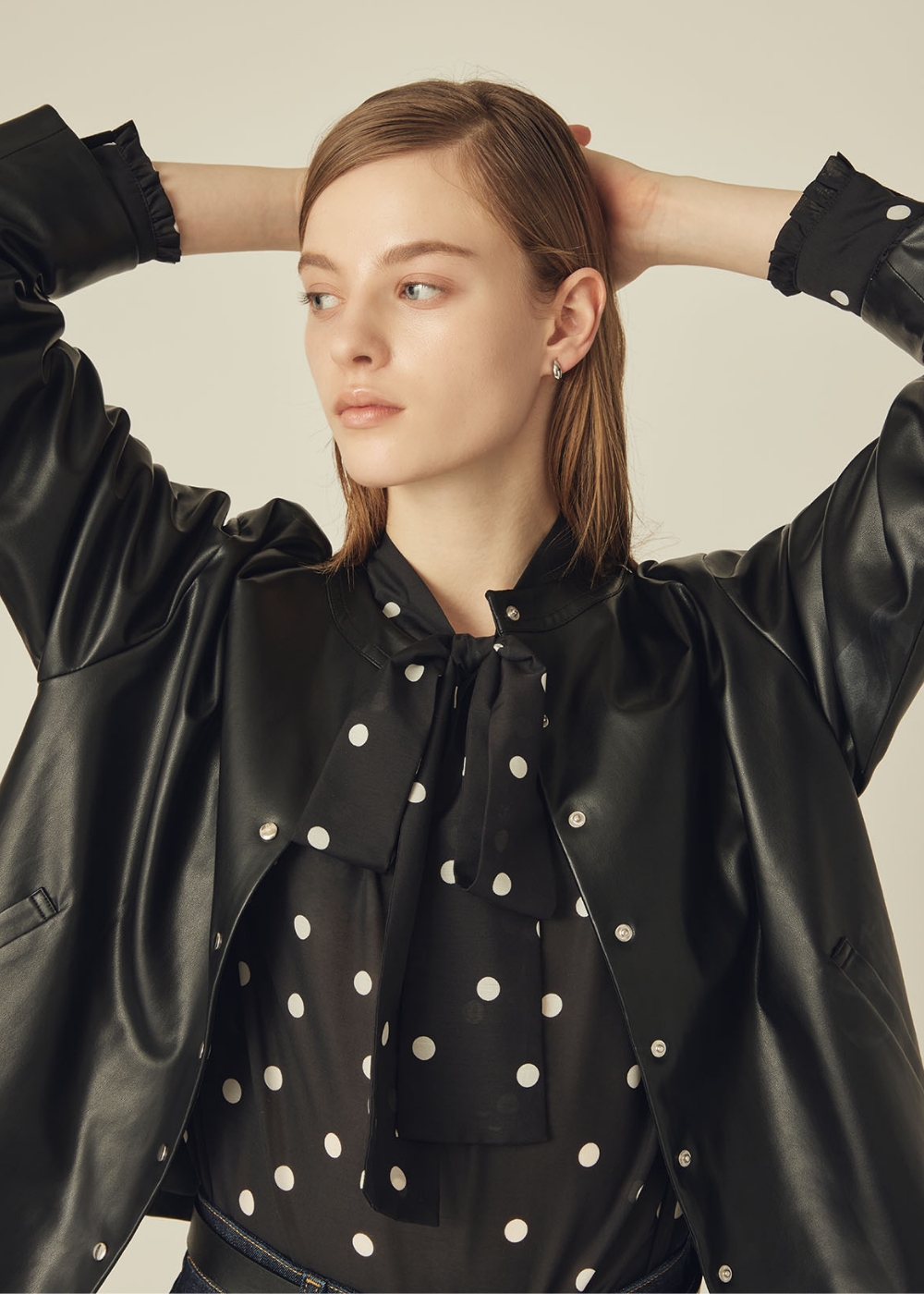 2025 AW COLLECTIONの洋服を着用している女性モデルの画像04
