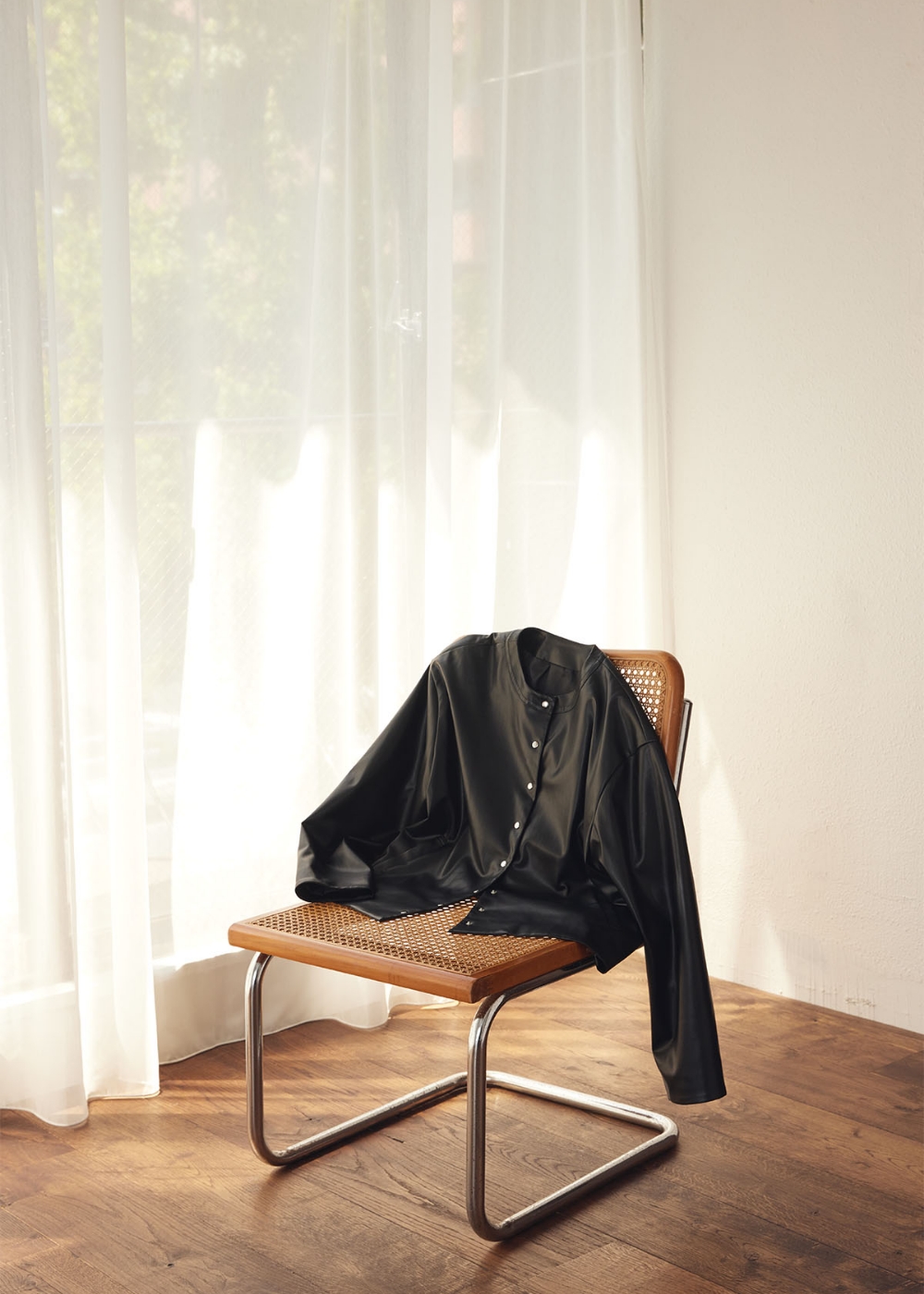 2025 AW COLLECTIONの洋服を着用している女性モデルの画像06
