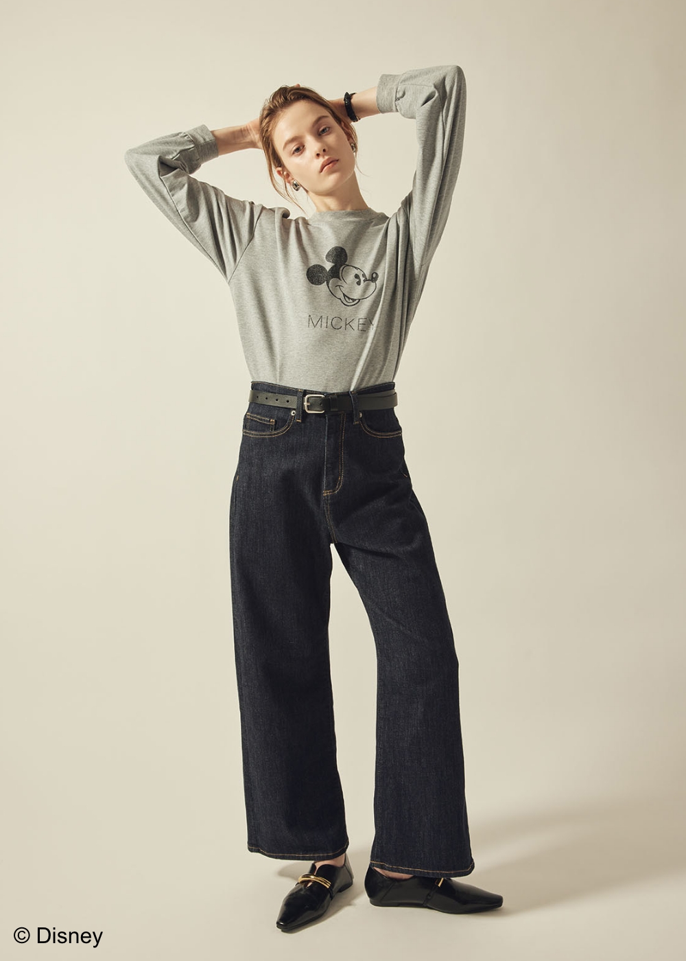 2025 AW COLLECTIONの洋服を着用している女性モデルの画像08