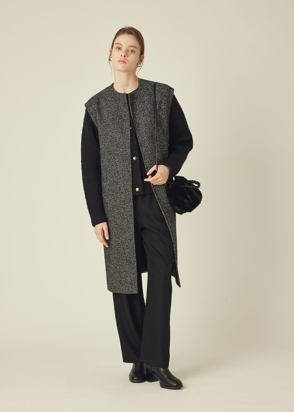 2025 AW COLLECTIONの洋服を着用している女性モデルの画像15