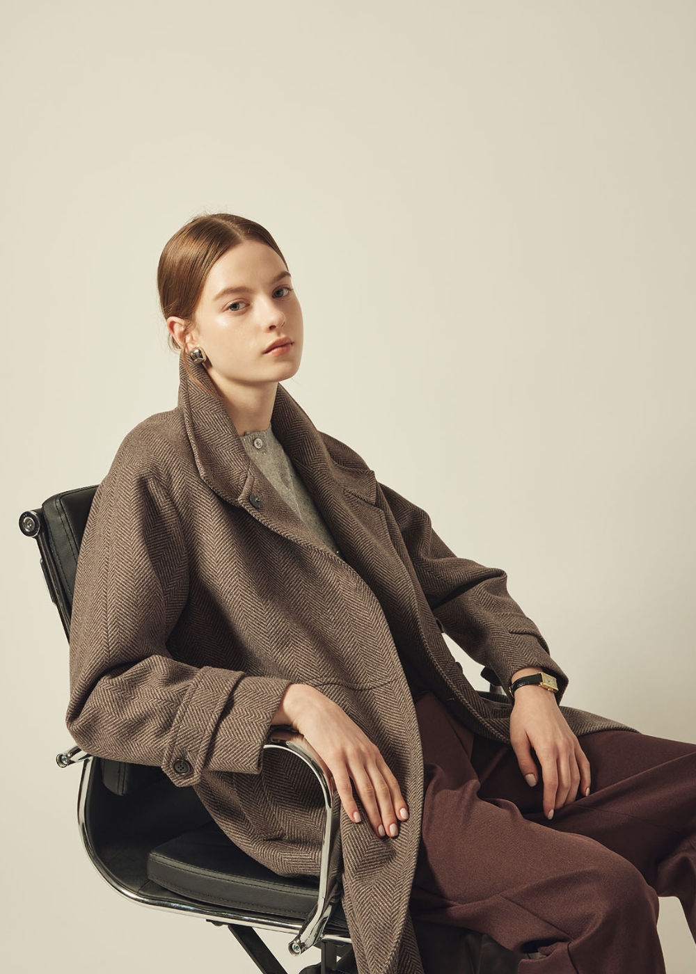 2025 AW COLLECTIONの洋服を着用している女性モデルの画像16