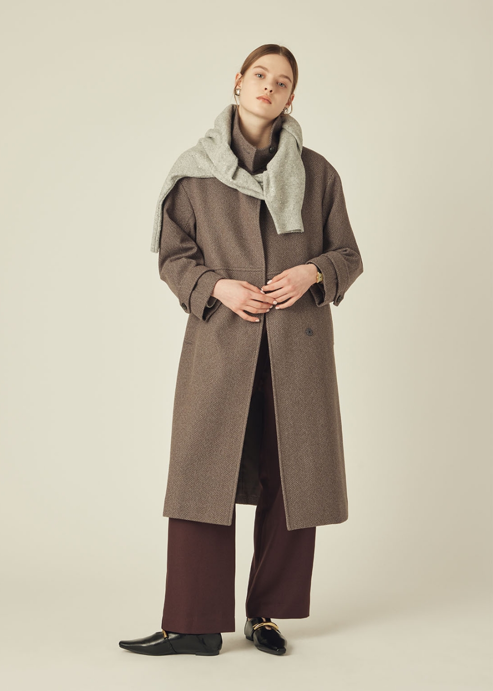 2025 AW COLLECTIONの洋服を着用している女性モデルの画像17