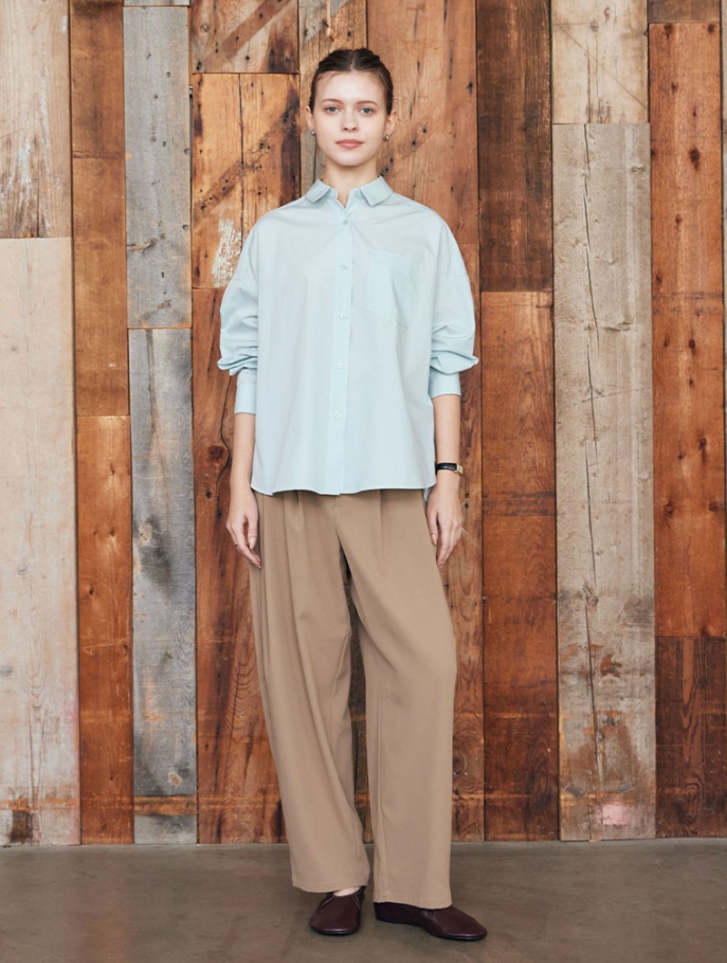 LE SOUK HOLIDAY 2026 Spring and Summer Shirt＆Pantsを着用した女性の画像 02