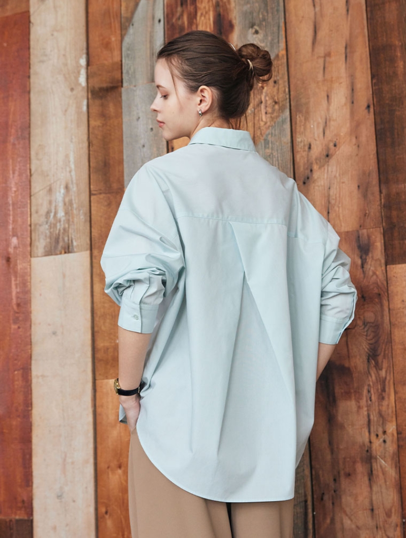 LE SOUK HOLIDAY 2026 Spring and Summer Shirt＆Pantsを着用した女性の画像 03