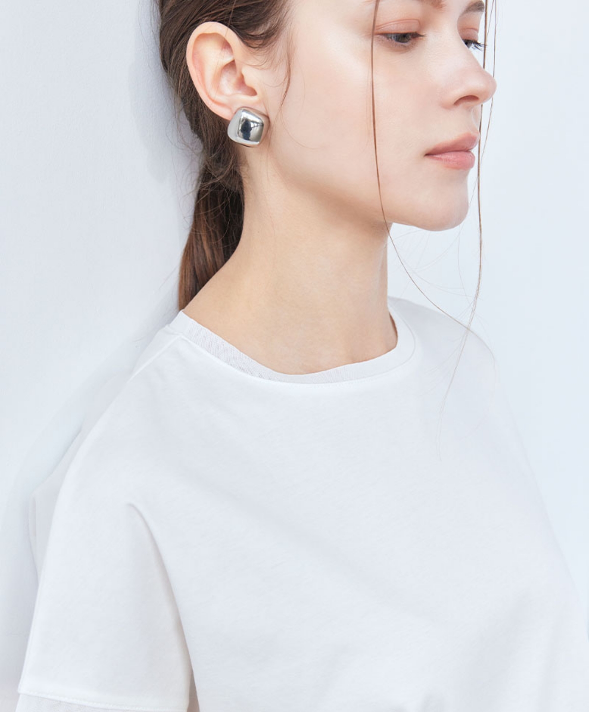 LE SOUK HOLIDAY 2026 Spring and Summer T-shirt＆Denimを着用した女性の画像 01