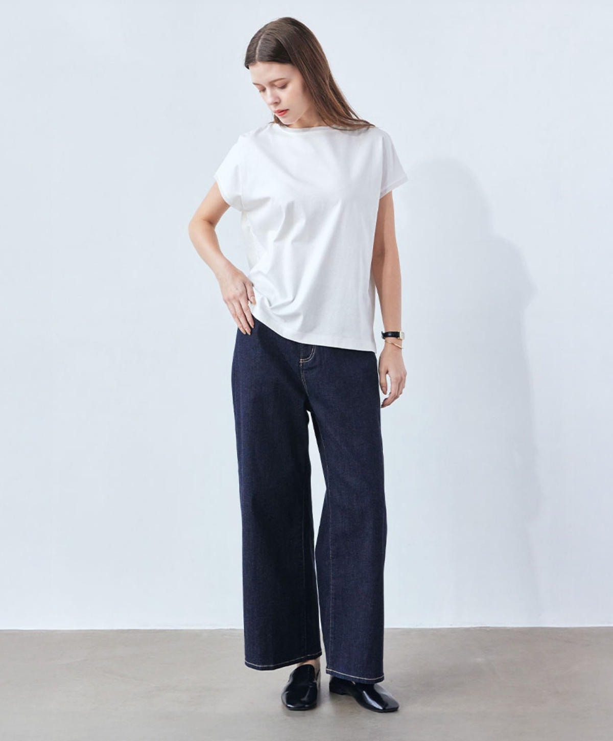 LE SOUK HOLIDAY 2026 Spring and Summer T-shirt＆Denimを着用した女性の画像 02