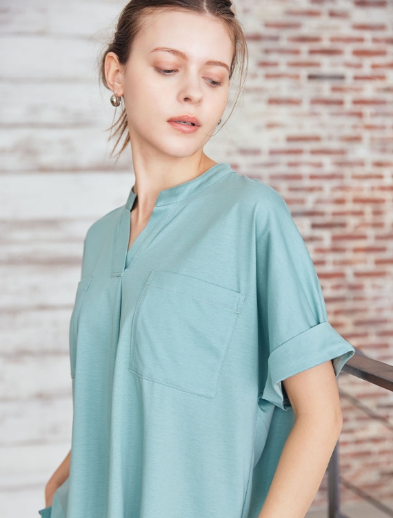 LE SOUK HOLIDAY 2026 Spring and Summer Shirtを着用した女性の画像 01