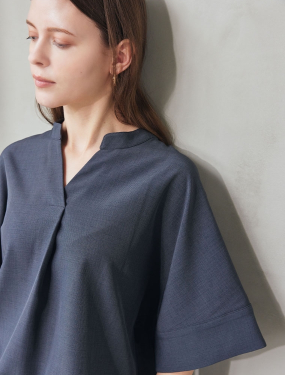 LE SOUK HOLIDAY 2026 Spring and Summer Shirtを着用した女性の画像 02