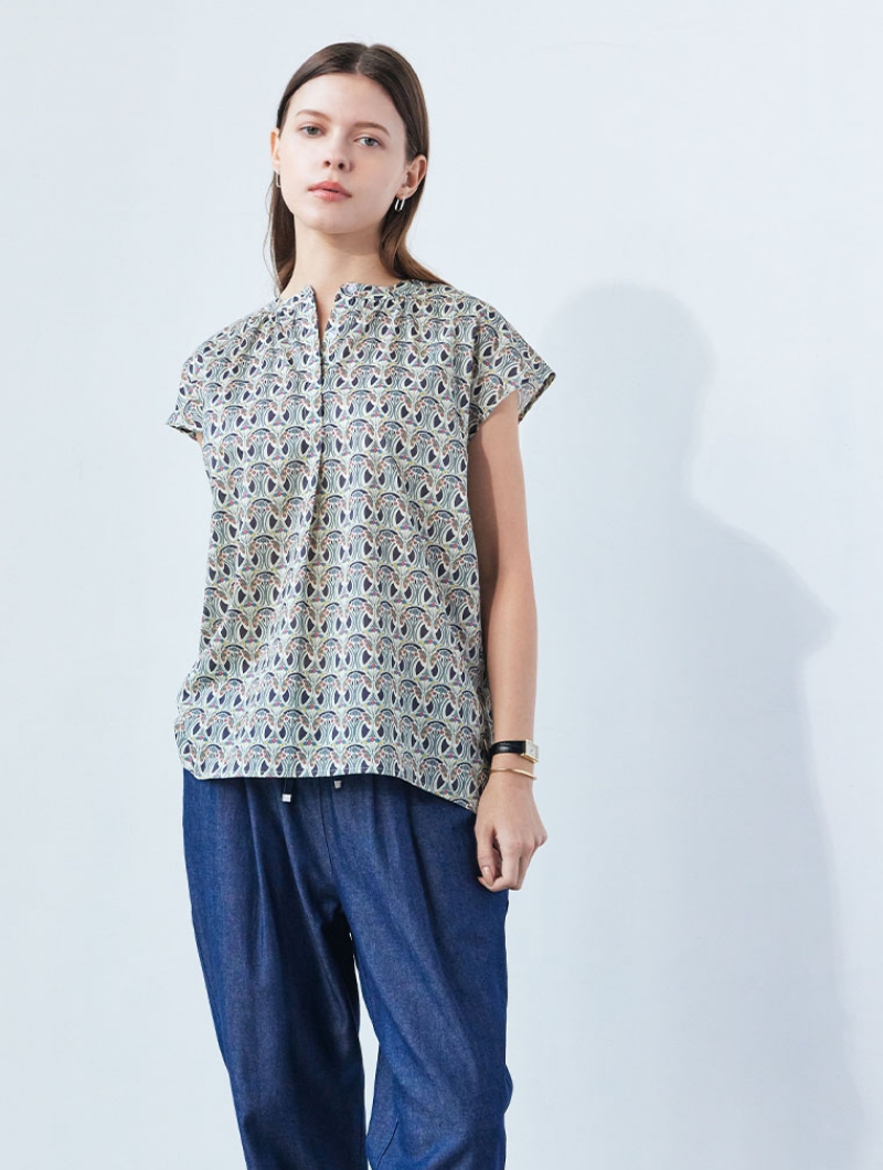 LE SOUK HOLIDAY 2026 Spring and Summer Blouse＆Pantsを着用した女性の画像
