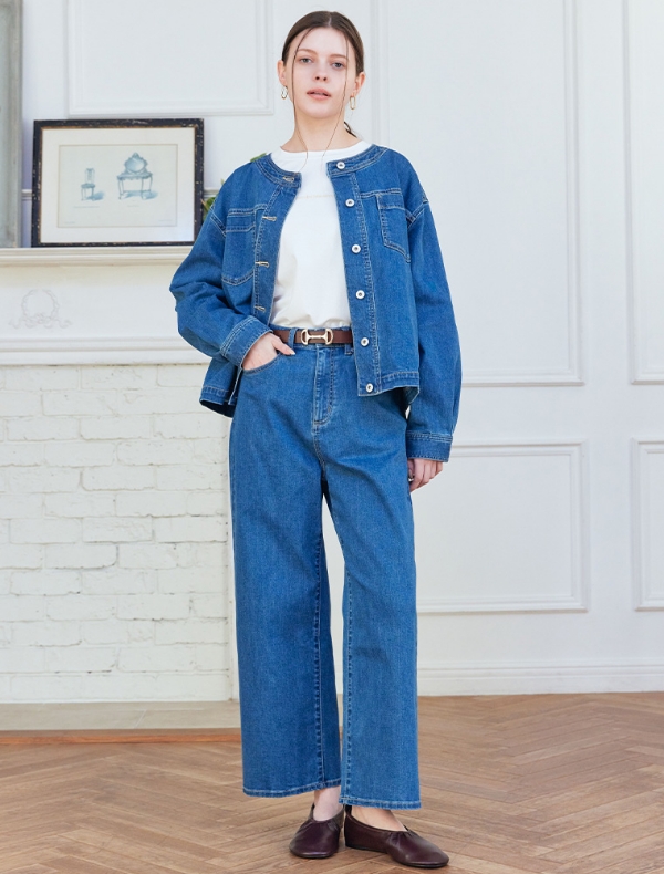 LE SOUK HOLIDAY 2026 Spring and Summer Jacket＆T-shirt＆Denimを着用した女性の画像