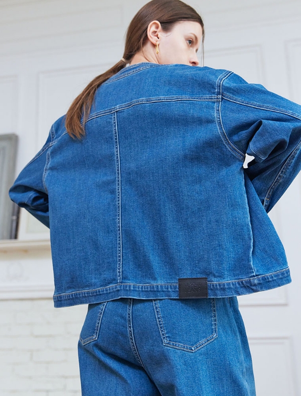 LE SOUK HOLIDAY 2026 Spring and Summer Jacket＆Denimを着用した女性の画像