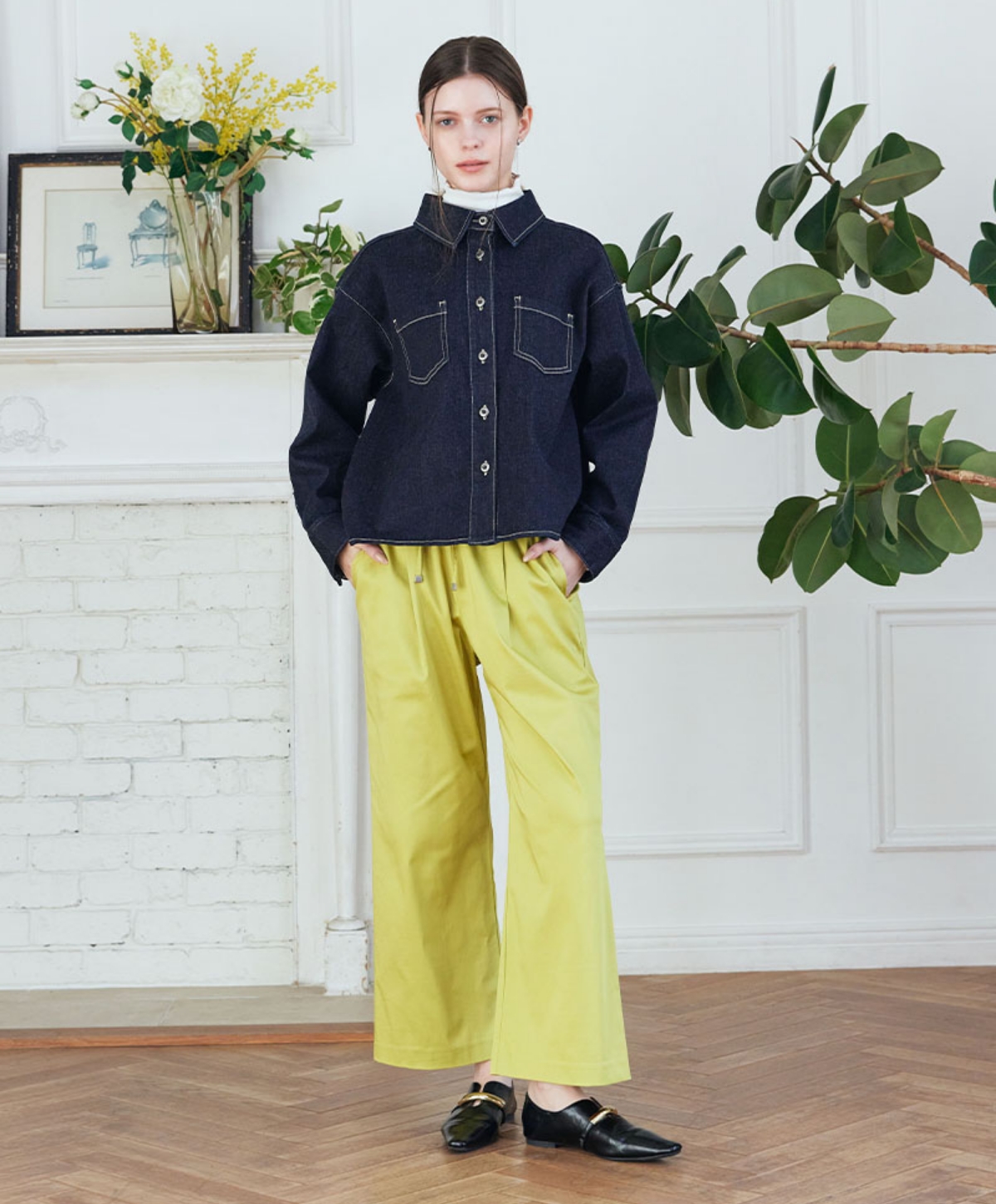 LE SOUK HOLIDAY 2026 Spring and Summer Denim＆Inner＆Pantsを着用した女性の画像