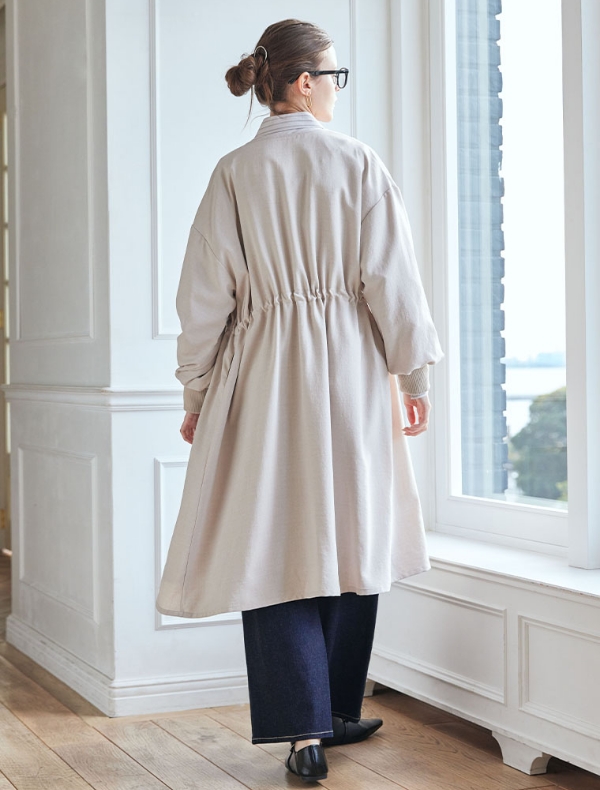 LE SOUK HOLIDAY 2026 Spring and Summer Coat＆Denimを着用した女性の画像