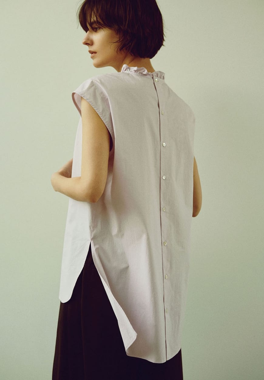 ホスタンド カラーフリル ブラウス、サテンワイド パンツを着用した女性の写真-2