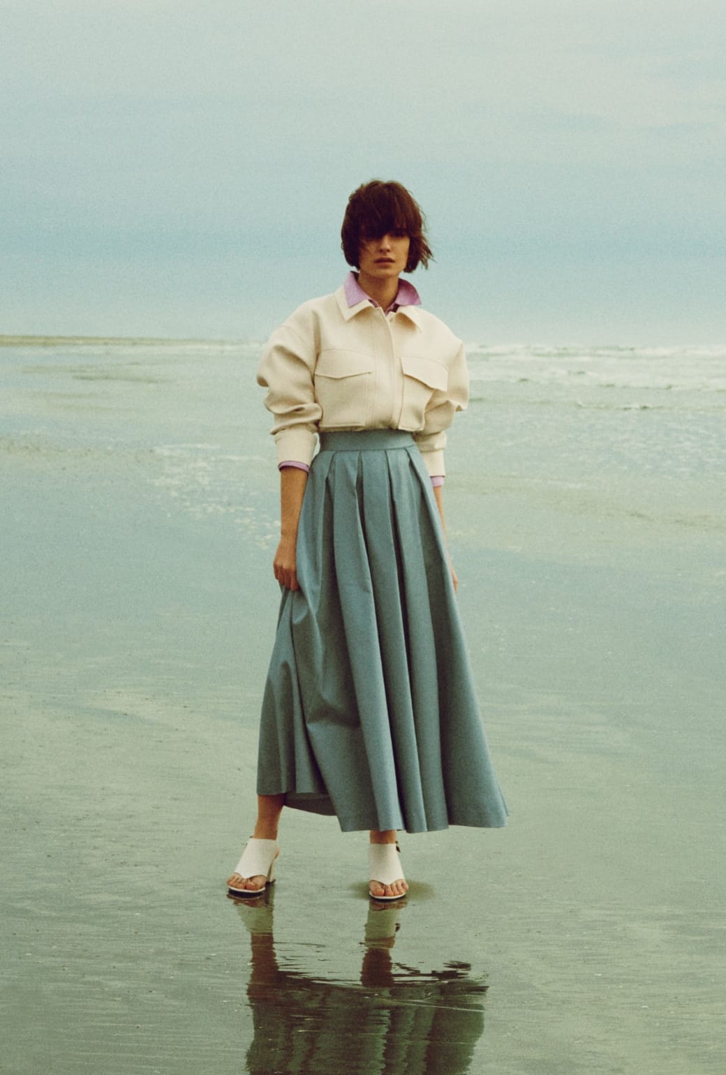 ショート ブルゾン、オーバーサイズ シャツ、タックボリュームフレア スカートを着用した女性の写真-1
