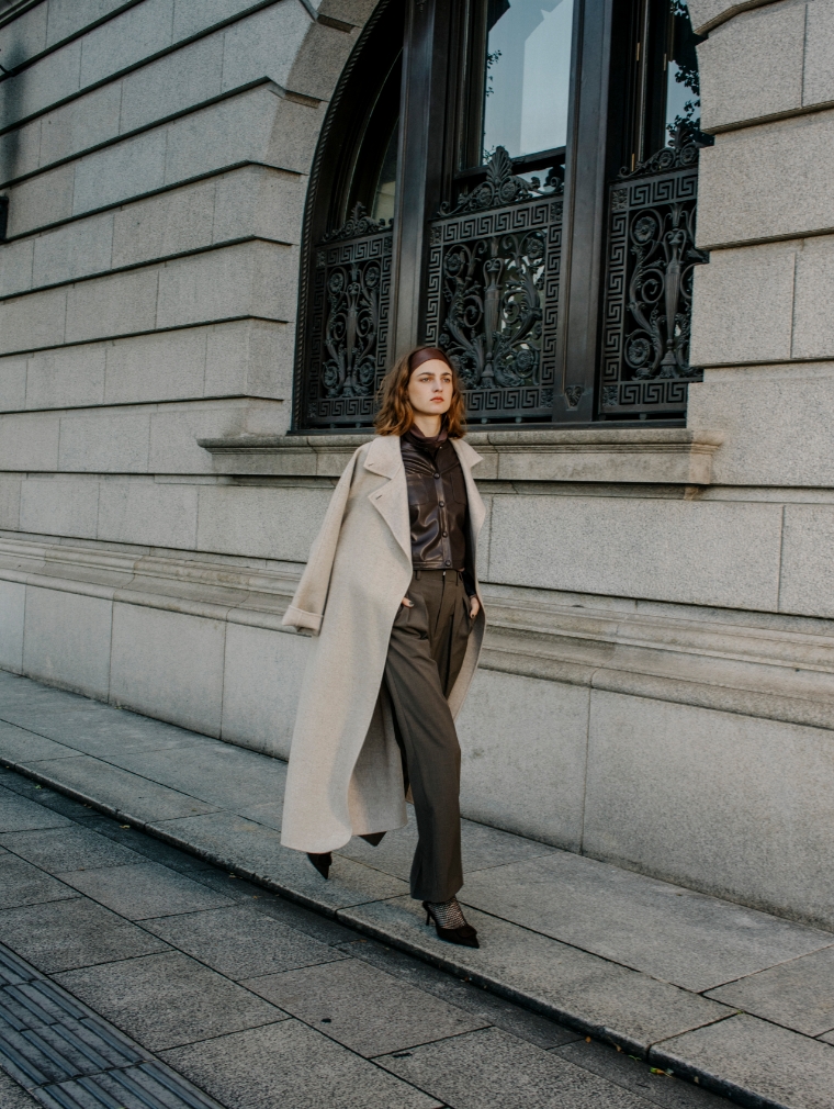 ベージュのコート・ブラウンのジャケット・ブラックのニット・ブラウンの<FITTING CAMPAIGN対象商品>ウォッシャブル2タックルーミーパンツ【CLEAN MOTION】を着用した女性の画像