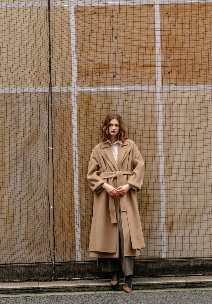 ベージュのジレ・ベージュのコート・オフホワイトのコンフォータブルシャツ・ブラウンの<FITTING CAMPAIGN対象商品>ウォッシャブルバレルパンツ【CLEAN MOTION】を着用した女性の画像--1