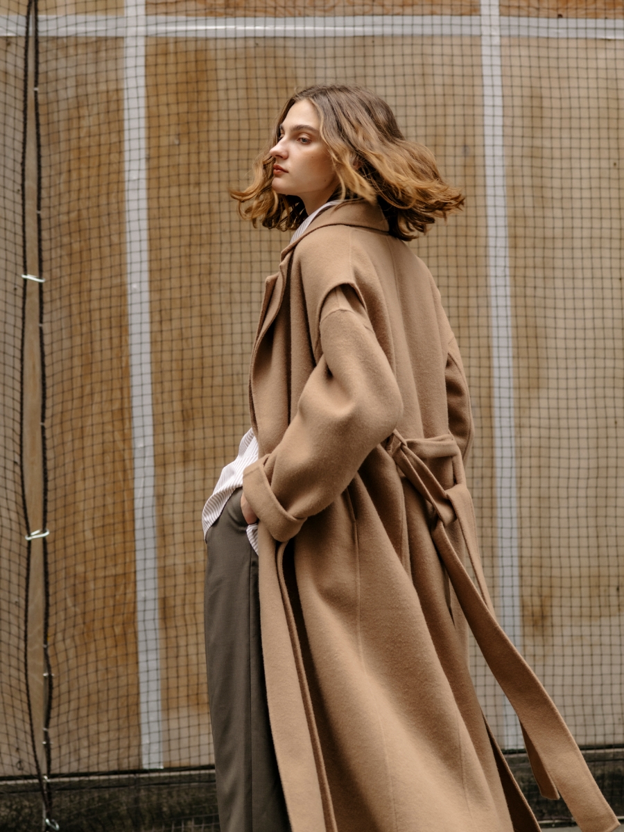 ベージュのジレ・ベージュのコート・オフホワイトのコンフォータブルシャツ・ブラウンの<FITTING CAMPAIGN対象商品>ウォッシャブルバレルパンツ【CLEAN MOTION】を着用した女性の画像--2
