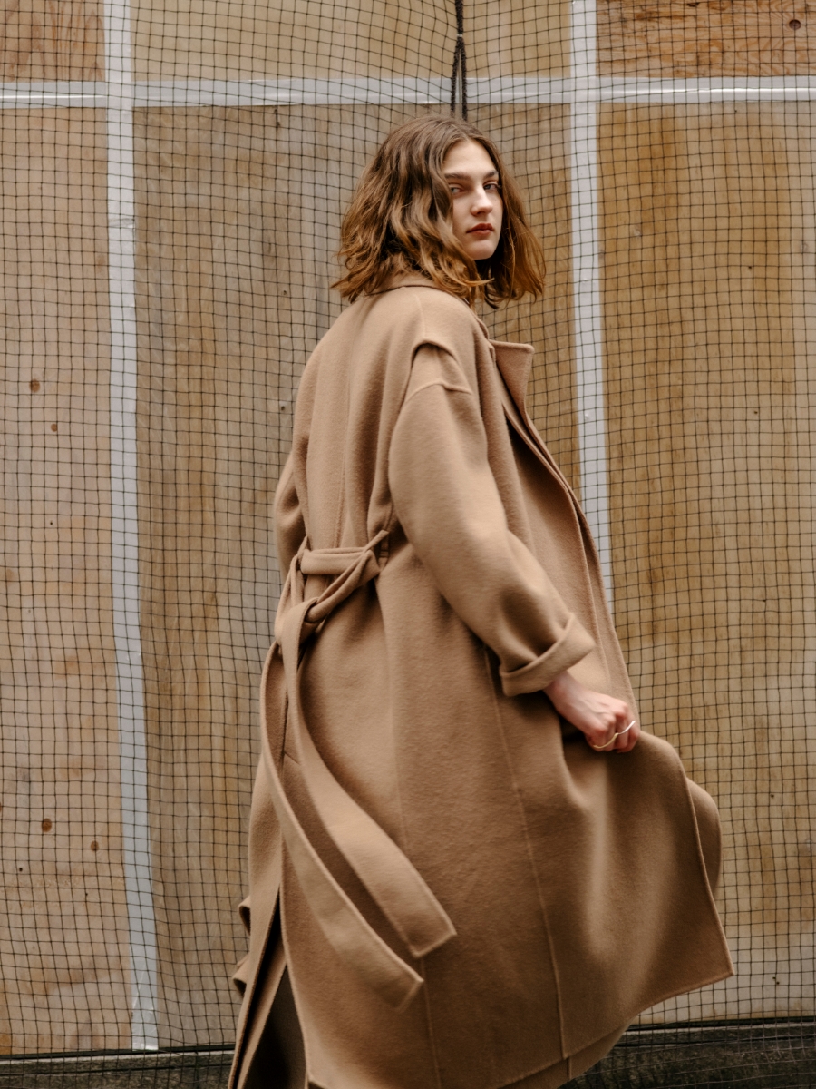 ベージュのジレ・ベージュのコート・オフホワイトのコンフォータブルシャツ・ブラウンの<FITTING CAMPAIGN対象商品>ウォッシャブルバレルパンツ【CLEAN MOTION】を着用した女性の画像--3