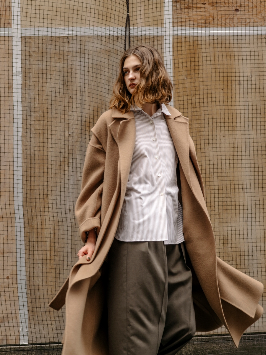 ベージュのジレ・ベージュのコート・オフホワイトのコンフォータブルシャツ・ブラウンの<FITTING CAMPAIGN対象商品>ウォッシャブルバレルパンツ【CLEAN MOTION】を着用した女性の画像--4