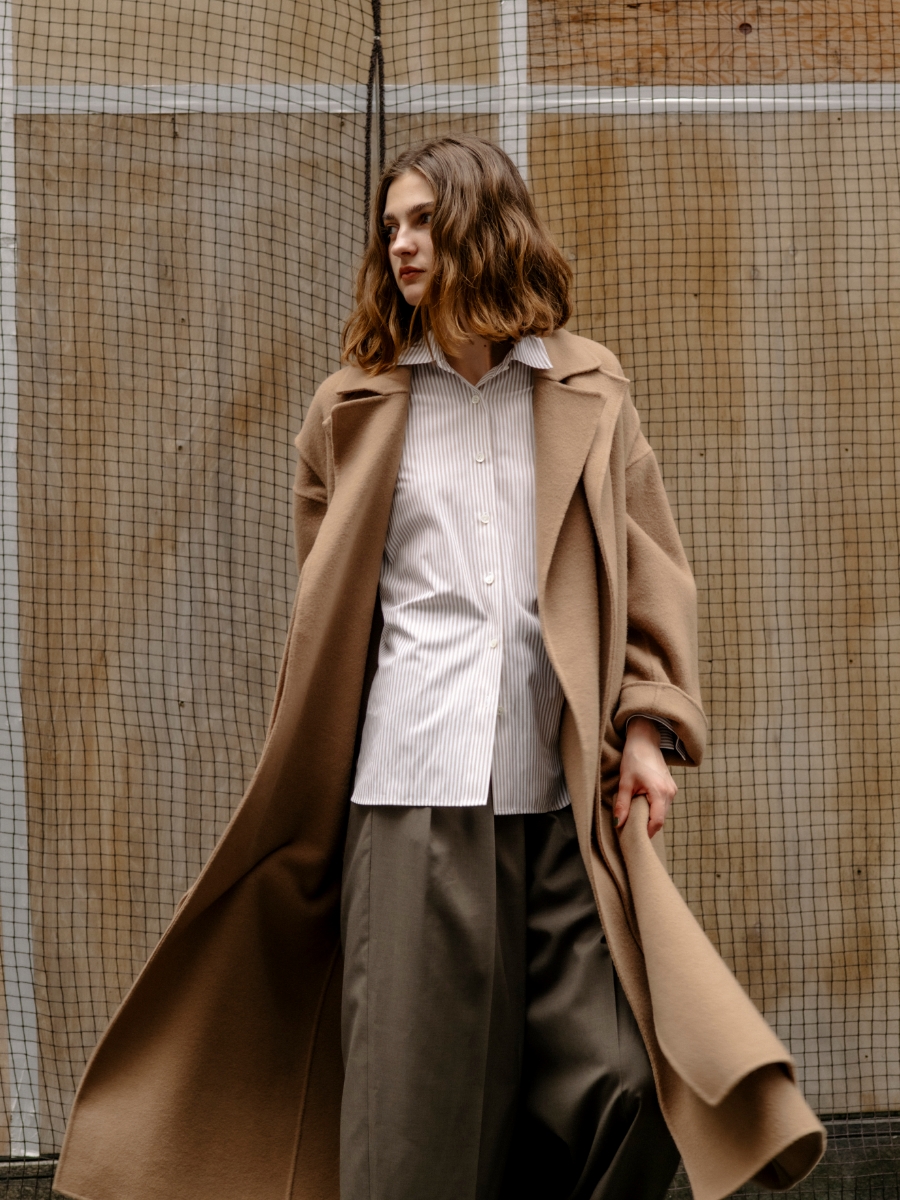 ベージュのジレ・ベージュのコート・オフホワイトのコンフォータブルシャツ・ブラウンの<FITTING CAMPAIGN対象商品>ウォッシャブルバレルパンツ【CLEAN MOTION】を着用した女性の画像--5