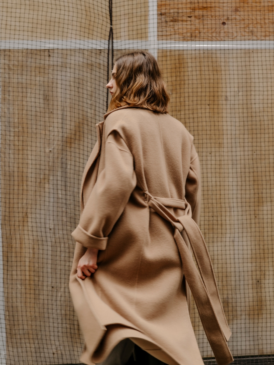 ベージュのジレ・ベージュのコート・オフホワイトのコンフォータブルシャツ・ブラウンの<FITTING CAMPAIGN対象商品>ウォッシャブルバレルパンツ【CLEAN MOTION】を着用した女性の画像--6