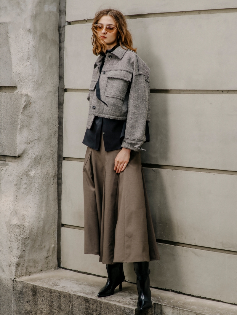 グレーのジャケット・ブラックのウォッシャブル2WAYバンドカラーシャツ【CLEAN MOTION】・ブラウンの<FITTING CAMPAIGN対象商品>ウォッシャブルマチフレアスカート【CLEAN MOTION】を着用した女性の画像--1