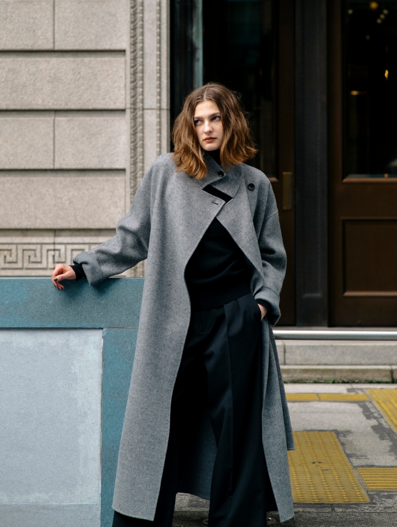 グレーのコート・グレーのニット・ブラックの<FITTING CAMPAIGN対象商品>ウォッシャブル2タックルーミーパンツ【CLEAN MOTION】を着用した女性の画像--2