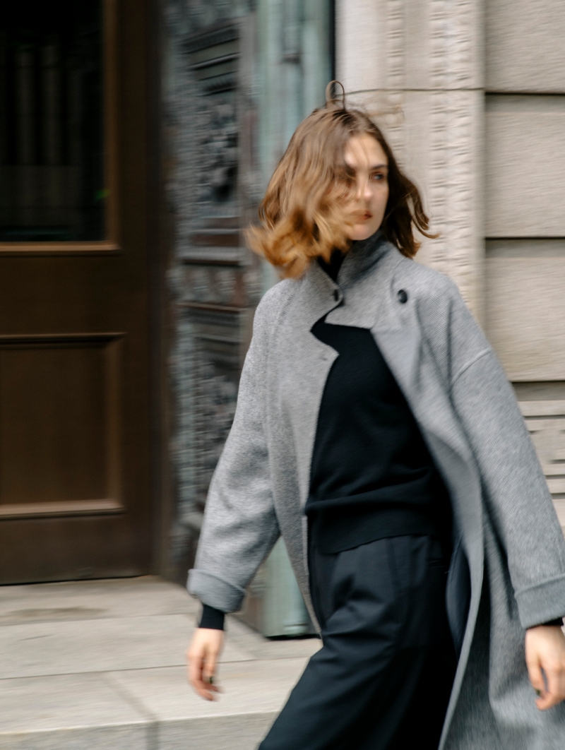 グレーのコート・グレーのニット・ブラックの<FITTING CAMPAIGN対象商品>ウォッシャブル2タックルーミーパンツ【CLEAN MOTION】を着用した女性の画像--3