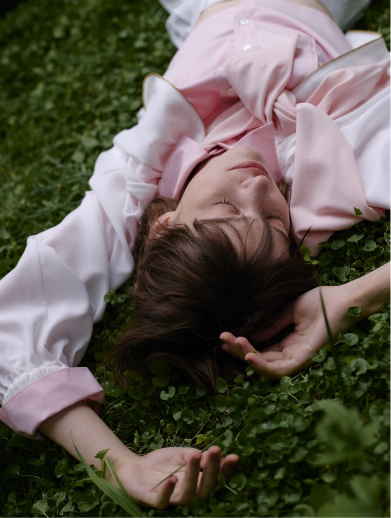 2WAYニットプルオーバー【CLEAN MOTION】、バックサテンストレッチブルゾンを着用した女性の画像